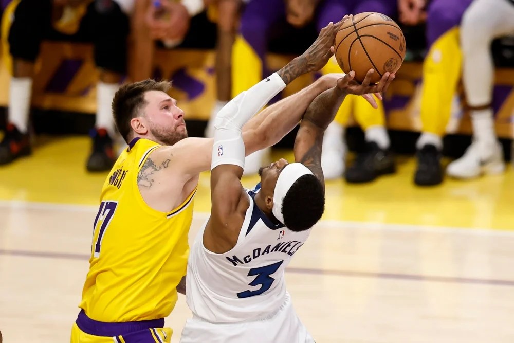 Luka Doncic brilha e garante vitória dos Lakers nos playoffs da NBA